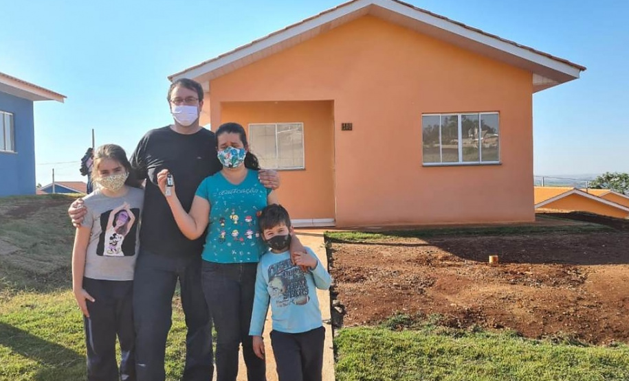Trinta famílias de Anahy, na região Oeste do Paraná, realizaram nesta sexta-feira (23) o sonho da casa própria. A partir de agora, elas são as novas moradoras do loteamento Simões, empreendimento que recebeu investimento de R$ 2 milhões em um trabalho conjunto entre os governos estadual, federal e municipal por meio do programa Casa Verde e Amarela.
Foto: Lucilei Marchiori/Cohapar