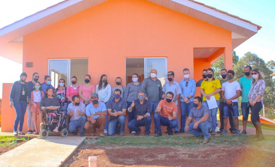 Trinta famílias de Anahy, na região Oeste do Paraná, realizaram nesta sexta-feira (23) o sonho da casa própria. A partir de agora, elas são as novas moradoras do loteamento Simões, empreendimento que recebeu investimento de R$ 2 milhões em um trabalho conjunto entre os governos estadual, federal e municipal por meio do programa Casa Verde e Amarela.
Foto: Lyce Amaro/Prefeitura de Anahy