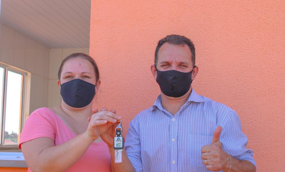 Trinta famílias de Anahy, na região Oeste do Paraná, realizaram nesta sexta-feira (23) o sonho da casa própria. A partir de agora, elas são as novas moradoras do loteamento Simões, empreendimento que recebeu investimento de R$ 2 milhões em um trabalho conjunto entre os governos estadual, federal e municipal por meio do programa Casa Verde e Amarela.
Foto: Lyce Amaro/Prefeitura de Anahy