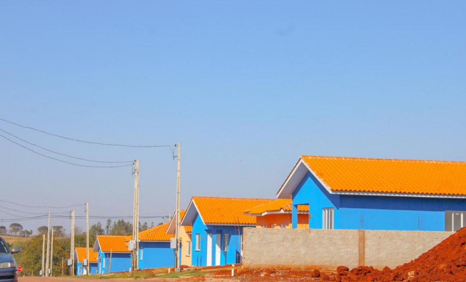 Trinta famílias de Anahy, na região Oeste do Paraná, realizaram nesta sexta-feira (23) o sonho da casa própria. A partir de agora, elas são as novas moradoras do loteamento Simões, empreendimento que recebeu investimento de R$ 2 milhões em um trabalho conjunto entre os governos estadual, federal e municipal por meio do programa Casa Verde e Amarela.
Foto: Lyce Amaro/Prefeitura de Anahy
