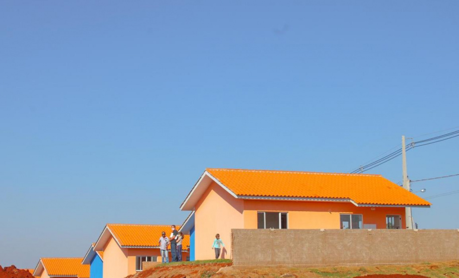Trinta famílias de Anahy, na região Oeste do Paraná, realizaram nesta sexta-feira (23) o sonho da casa própria. A partir de agora, elas são as novas moradoras do loteamento Simões, empreendimento que recebeu investimento de R$ 2 milhões em um trabalho conjunto entre os governos estadual, federal e municipal por meio do programa Casa Verde e Amarela.
Foto: Lyce Amaro/Prefeitura de Anahy