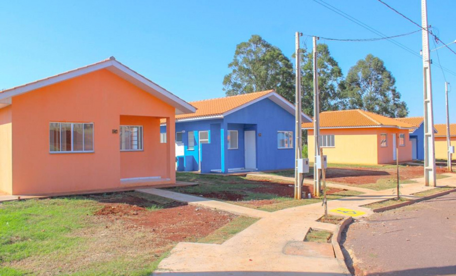 Trinta famílias de Anahy, na região Oeste do Paraná, realizaram nesta sexta-feira (23) o sonho da casa própria. A partir de agora, elas são as novas moradoras do loteamento Simões, empreendimento que recebeu investimento de R$ 2 milhões em um trabalho conjunto entre os governos estadual, federal e municipal por meio do programa Casa Verde e Amarela.
Foto: Lyce Amaro/Prefeitura de Anahy