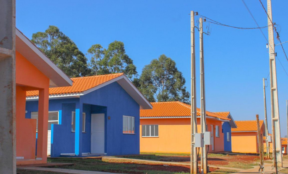 Trinta famílias de Anahy, na região Oeste do Paraná, realizaram nesta sexta-feira (23) o sonho da casa própria. A partir de agora, elas são as novas moradoras do loteamento Simões, empreendimento que recebeu investimento de R$ 2 milhões em um trabalho conjunto entre os governos estadual, federal e municipal por meio do programa Casa Verde e Amarela.
Foto: Lyce Amaro/Prefeitura de Anahy