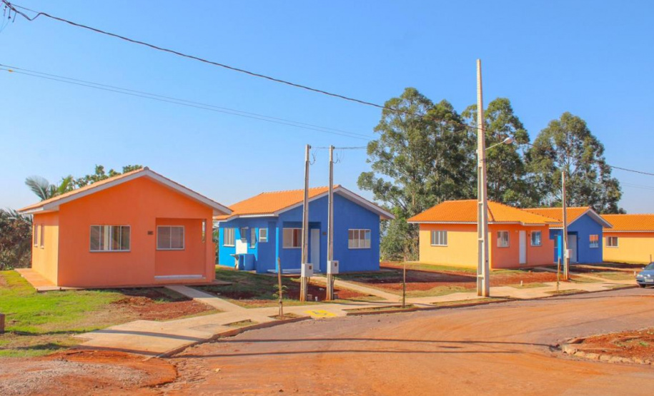 Trinta famílias de Anahy, na região Oeste do Paraná, realizaram nesta sexta-feira (23) o sonho da casa própria. A partir de agora, elas são as novas moradoras do loteamento Simões, empreendimento que recebeu investimento de R$ 2 milhões em um trabalho conjunto entre os governos estadual, federal e municipal por meio do programa Casa Verde e Amarela.
Foto: Lyce Amaro/Prefeitura de Anahy