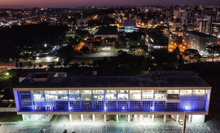 Prédios públicos foram iluminados de azul para conscientizar sobre Síndrome do X Frágil Foto: Jonathan Campos/AEN