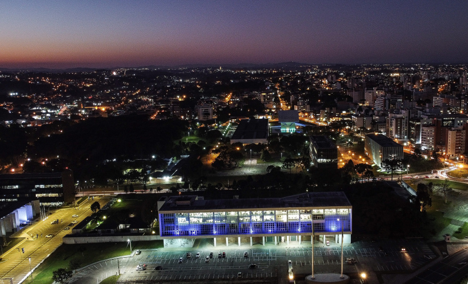 Prédios públicos foram iluminados de azul para conscientizar sobre Síndrome do X Frágil Foto: Jonathan Campos/AEN