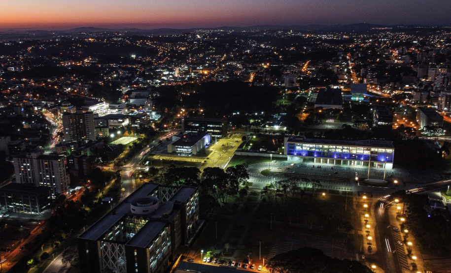 Prédios públicos foram iluminados de azul para conscientizar sobre Síndrome do X Frágil Foto: Jonathan Campos/AEN