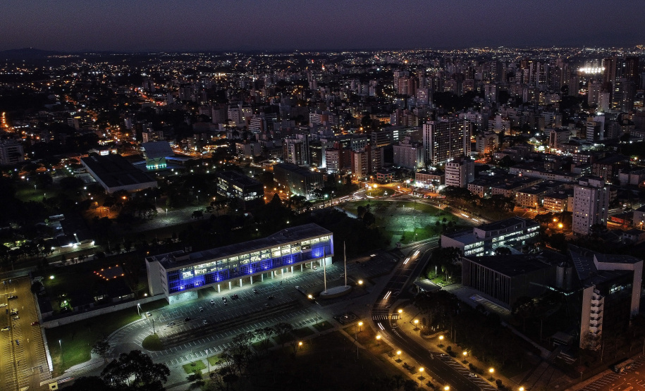 Prédios públicos foram iluminados de azul para conscientizar sobre Síndrome do X Frágil Foto: Jonathan Campos/AEN