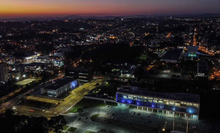 Prédios públicos foram iluminados de azul para conscientizar sobre Síndrome do X Frágil Foto: Jonathan Campos/AEN