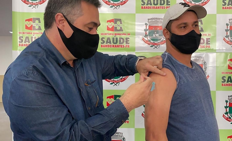 Secretário da Saúde acompanha vacinação e anuncia investimentos no Norte Pioneiro
Foto: SESA