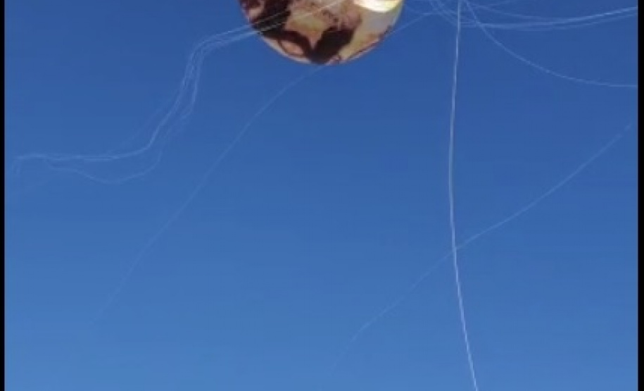 Polícia Militar apreende balão que caiu no bairro Boqueirão, em Curitiba, na manhã deste domingo
Foto: PMPR