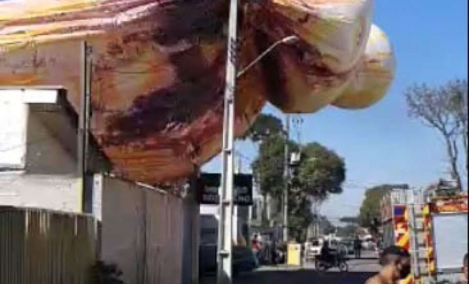 Polícia Militar apreende balão que caiu no bairro Boqueirão, em Curitiba, na manhã deste domingo

Foto: PMPR