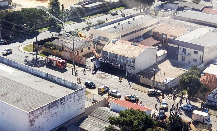 Polícia Militar apreende balão que caiu no bairro Boqueirão, em Curitiba
Foto: PMPR