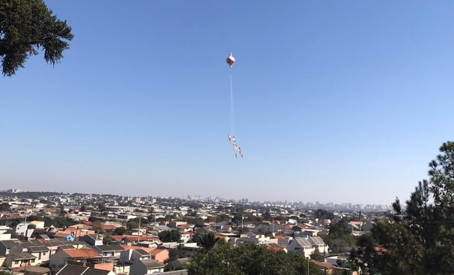 Polícia Militar apreende balão que caiu no bairro Boqueirão, em Curitiba, na manhã deste domingoFoto: Marcia Santos/SESP