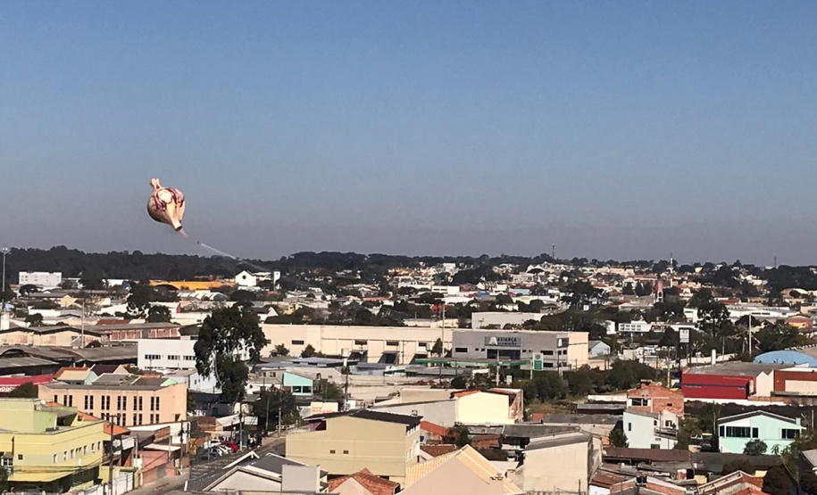 Polícia Militar apreende balão que caiu no bairro Boqueirão, em Curitiba, na manhã deste domingoFoto: Marcia Santos/SESP