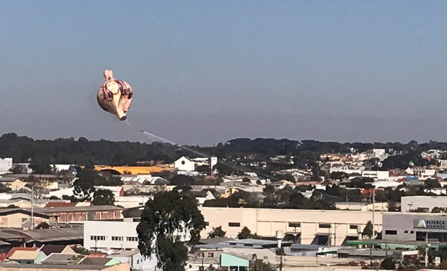 Polícia Militar apreende balão que caiu no bairro Boqueirão, em Curitiba, na manhã deste domingoFoto: Marcia Santos/SESP