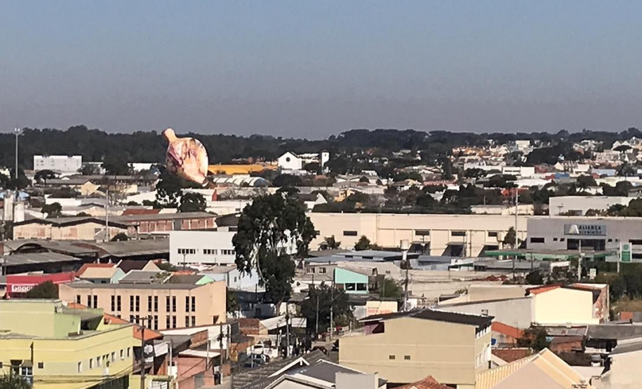 Polícia Militar apreende balão que caiu no bairro Boqueirão, em Curitiba, na manhã deste domingoFoto: Marcia Santos/SESP