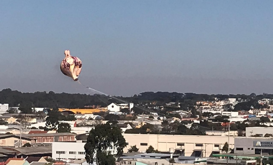 Polícia Militar apreende balão que caiu no bairro Boqueirão, em Curitiba, na manhã deste domingoFoto: Marcia Santos/SESP