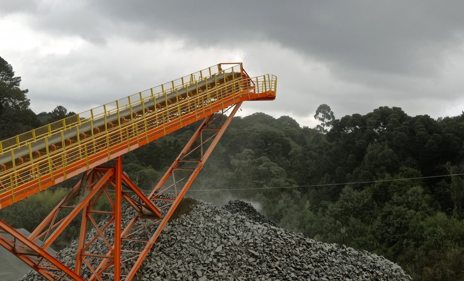 A produção mineral comercializada no Paraná (bruta e beneficiada) aumentou de 10% de 2019 para 2020, passando de 51,15 milhões para 56,24 milhões de toneladas, segundo o Informe Mineral 06/2021, elaborado pela Divisão de Geologia do Instituto Água e Terra, da Secretaria de Estado do Desenvolvimento Sustentável e do Turismo. -  Curitiba, 26/07/2021   -  Foto: SEDEST