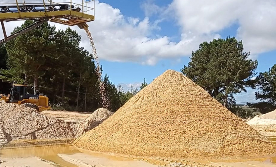 A produção mineral comercializada no Paraná (bruta e beneficiada) aumentou de 10% de 2019 para 2020, passando de 51,15 milhões para 56,24 milhões de toneladas, segundo o Informe Mineral 06/2021, elaborado pela Divisão de Geologia do Instituto Água e Terra, da Secretaria de Estado do Desenvolvimento Sustentável e do Turismo. -  Curitiba, 26/07/2021   -  Foto: SEDEST