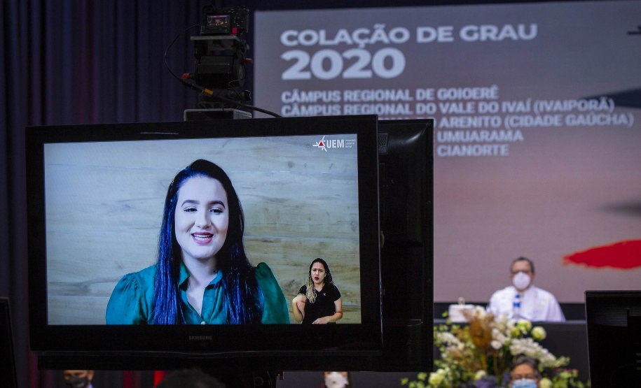 UEM ultrapassa marca de 77 mil profissionais formados em graduações. Oradora Gabriela Gomes agradece a Deus e cita passagem bíblica - Maringá, 26/07/2021 - Foto: UEM