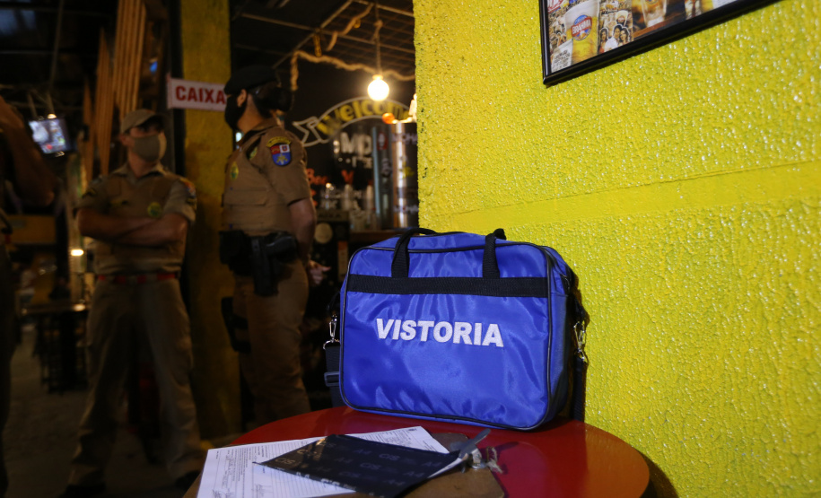 AIFU fecha sete estabelecimentos comerciais e flagra festa com mais de 200 pessoas durante o final de semana em Curitiba
<b>Foto: Geraldo Bubniak/AEN </b>