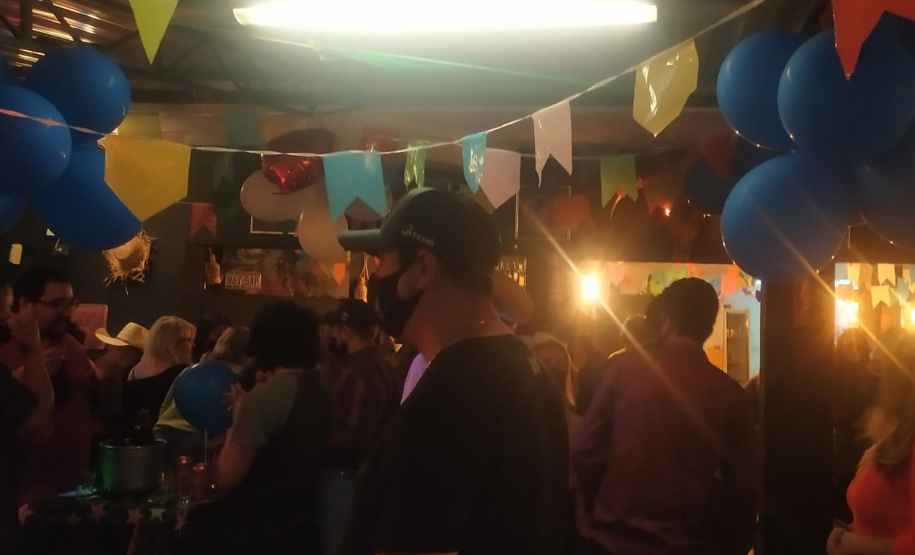 Fiscalização fecha pontos comerciais e dispersa mais de 800 pessoas em Curitiba
Foto: PMPR