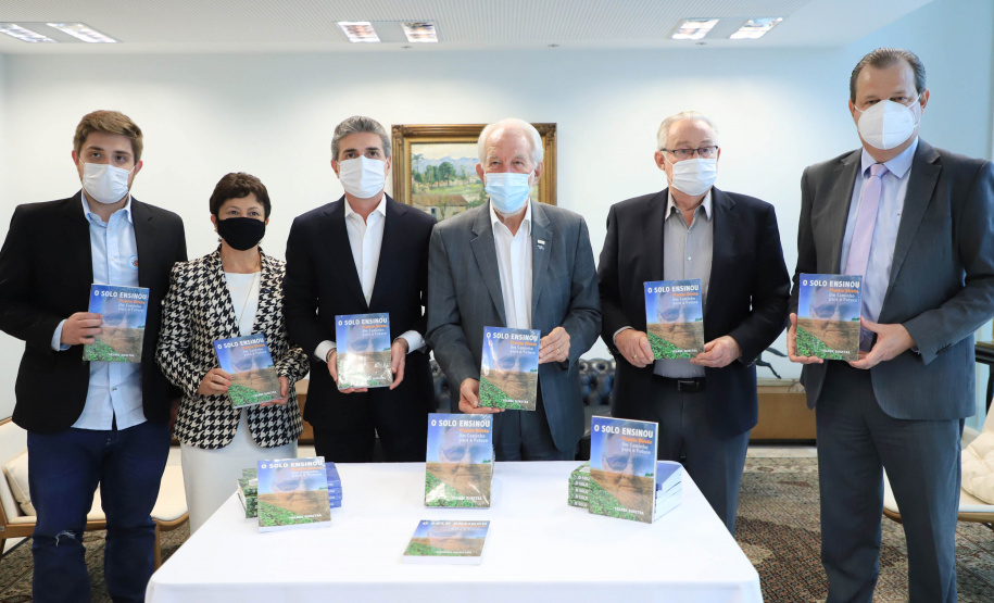 O Governo do Estado recebeu a doação de 500 cópias do livro O solo ensinou, plantio direto um caminho para o futuro. O material ficará à disposição do curso de Agronomia das universidades estaduais. Os exemplares foram entregues nesta segunda-feira (26) pelo autor da obra, o holandês Franke Dijkstra, ao governador em exercício Darci Piana, em cerimônia no Palácio Iguaçu. - Curitiba, 26/07/2021 - Foto: José Fernando Ogura/AEN