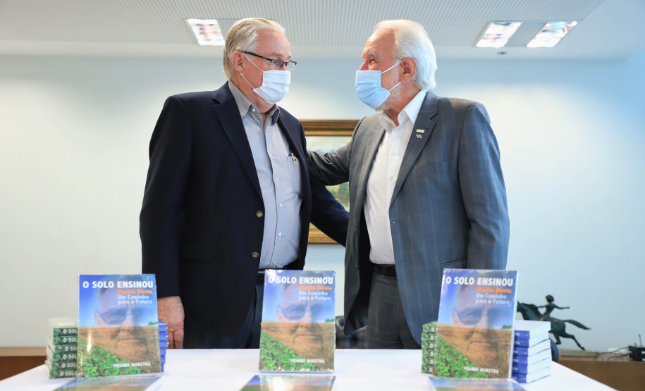O Governo do Estado recebeu a doação de 500 cópias do livro O solo ensinou, plantio direto um caminho para o futuro. O material ficará à disposição do curso de Agronomia das universidades estaduais. Os exemplares foram entregues nesta segunda-feira (26) pelo autor da obra, o holandês Franke Dijkstra, ao governador em exercício Darci Piana, em cerimônia no Palácio Iguaçu. - Curitiba, 26/07/2021 - Foto: José Fernando Ogura/AEN