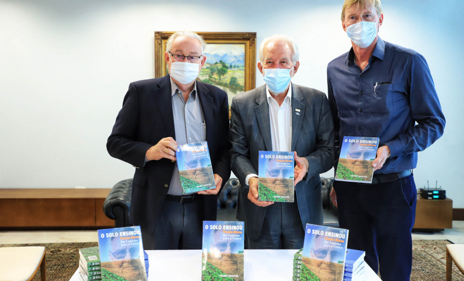 O Governo do Estado recebeu a doação de 500 cópias do livro O solo ensinou, plantio direto um caminho para o futuro. O material ficará à disposição do curso de Agronomia das universidades estaduais. Os exemplares foram entregues nesta segunda-feira (26) pelo autor da obra, o holandês Franke Dijkstra, ao governador em exercício Darci Piana, em cerimônia no Palácio Iguaçu. - Curitiba, 26/07/2021 - Foto: José Fernando Ogura/AEN