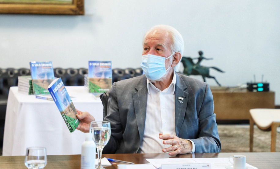 O Governo do Estado recebeu a doação de 500 cópias do livro O solo ensinou, plantio direto um caminho para o futuro. O material ficará à disposição do curso de Agronomia das universidades estaduais. Os exemplares foram entregues nesta segunda-feira (26) pelo autor da obra, o holandês Franke Dijkstra, ao governador em exercício Darci Piana, em cerimônia no Palácio Iguaçu. - Curitiba, 26/07/2021 - Foto: José Fernando Ogura/AEN