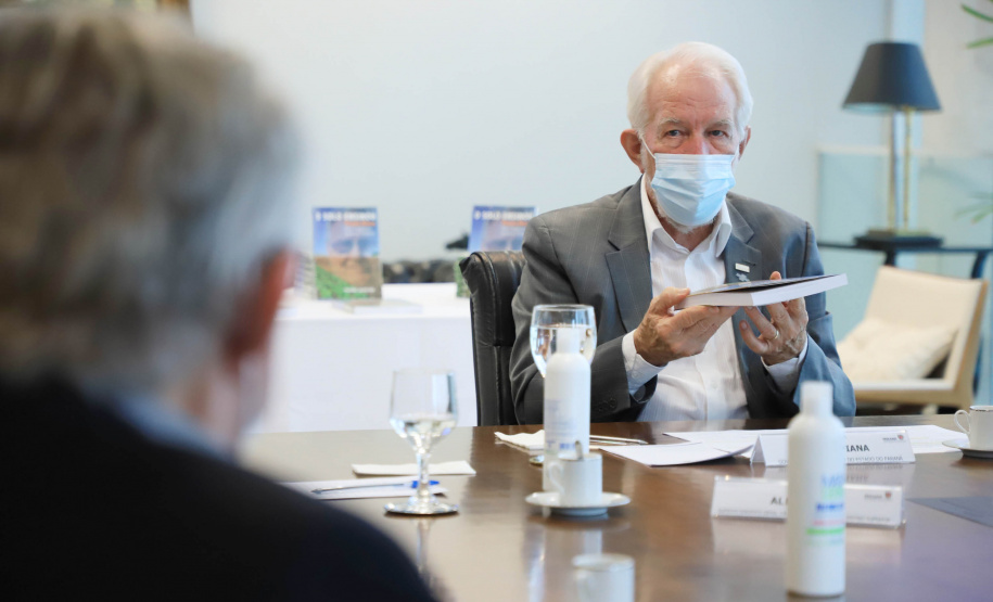 O Governo do Estado recebeu a doação de 500 cópias do livro O solo ensinou, plantio direto um caminho para o futuro. O material ficará à disposição do curso de Agronomia das universidades estaduais. Os exemplares foram entregues nesta segunda-feira (26) pelo autor da obra, o holandês Franke Dijkstra, ao governador em exercício Darci Piana, em cerimônia no Palácio Iguaçu. - Curitiba, 26/07/2021 - Foto: José Fernando Ogura/AEN