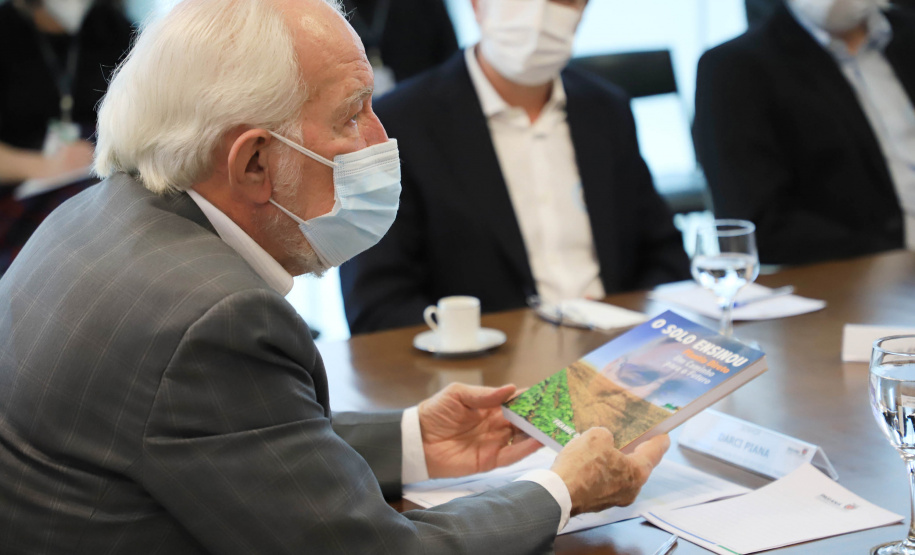 O Governo do Estado recebeu a doação de 500 cópias do livro O solo ensinou, plantio direto um caminho para o futuro. O material ficará à disposição do curso de Agronomia das universidades estaduais. Os exemplares foram entregues nesta segunda-feira (26) pelo autor da obra, o holandês Franke Dijkstra, ao governador em exercício Darci Piana, em cerimônia no Palácio Iguaçu. - Curitiba, 26/07/2021 - Foto: José Fernando Ogura/AEN