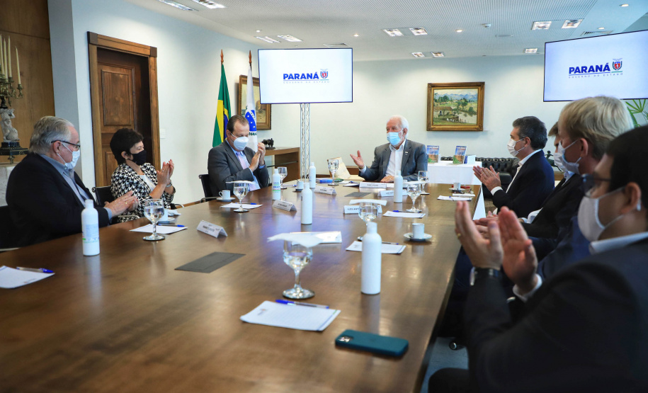 O Governo do Estado recebeu a doação de 500 cópias do livro O solo ensinou, plantio direto um caminho para o futuro. O material ficará à disposição do curso de Agronomia das universidades estaduais. Os exemplares foram entregues nesta segunda-feira (26) pelo autor da obra, o holandês Franke Dijkstra, ao governador em exercício Darci Piana, em cerimônia no Palácio Iguaçu. - Curitiba, 26/07/2021 - Foto: José Fernando Ogura/AEN