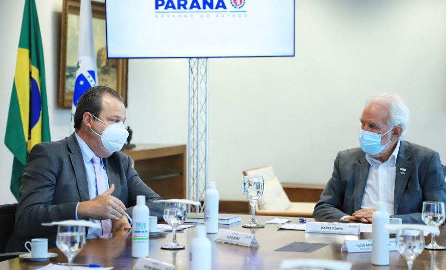 O Governo do Estado recebeu a doação de 500 cópias do livro O solo ensinou, plantio direto um caminho para o futuro. O material ficará à disposição do curso de Agronomia das universidades estaduais. Os exemplares foram entregues nesta segunda-feira (26) pelo autor da obra, o holandês Franke Dijkstra, ao governador em exercício Darci Piana, em cerimônia no Palácio Iguaçu. - Curitiba, 26/07/2021 - Foto: José Fernando Ogura/AEN