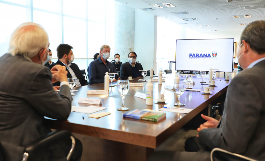 O Governo do Estado recebeu a doação de 500 cópias do livro O solo ensinou, plantio direto um caminho para o futuro. O material ficará à disposição do curso de Agronomia das universidades estaduais. Os exemplares foram entregues nesta segunda-feira (26) pelo autor da obra, o holandês Franke Dijkstra, ao governador em exercício Darci Piana, em cerimônia no Palácio Iguaçu. - Curitiba, 26/07/2021 - Foto: José Fernando Ogura/AEN