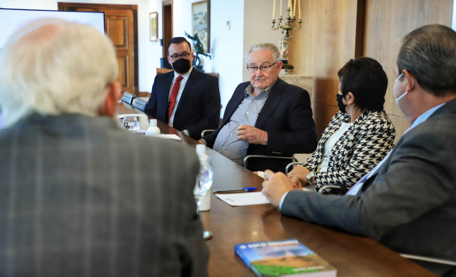 O Governo do Estado recebeu a doação de 500 cópias do livro O solo ensinou, plantio direto um caminho para o futuro. O material ficará à disposição do curso de Agronomia das universidades estaduais. Os exemplares foram entregues nesta segunda-feira (26) pelo autor da obra, o holandês Franke Dijkstra, ao governador em exercício Darci Piana, em cerimônia no Palácio Iguaçu. - Curitiba, 26/07/2021 - Foto: José Fernando Ogura/AEN