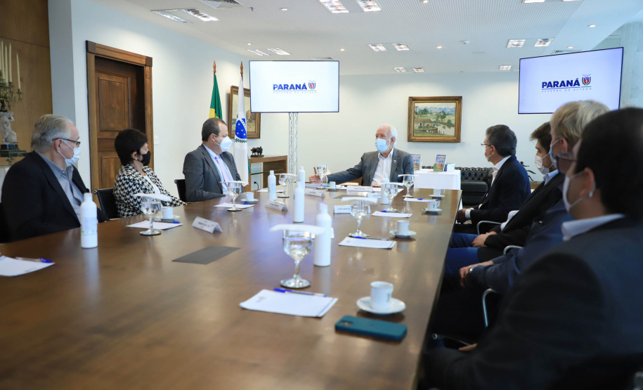 O Governo do Estado recebeu a doação de 500 cópias do livro O solo ensinou, plantio direto um caminho para o futuro. O material ficará à disposição do curso de Agronomia das universidades estaduais. Os exemplares foram entregues nesta segunda-feira (26) pelo autor da obra, o holandês Franke Dijkstra, ao governador em exercício Darci Piana, em cerimônia no Palácio Iguaçu. - Curitiba, 26/07/2021 - Foto: José Fernando Ogura/AEN