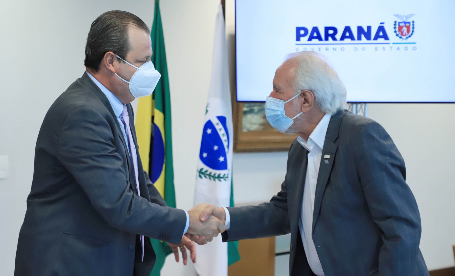 O Governo do Estado recebeu a doação de 500 cópias do livro O solo ensinou, plantio direto um caminho para o futuro. O material ficará à disposição do curso de Agronomia das universidades estaduais. Os exemplares foram entregues nesta segunda-feira (26) pelo autor da obra, o holandês Franke Dijkstra, ao governador em exercício Darci Piana, em cerimônia no Palácio Iguaçu. - Curitiba, 26/07/2021 - Foto: José Fernando Ogura/AEN