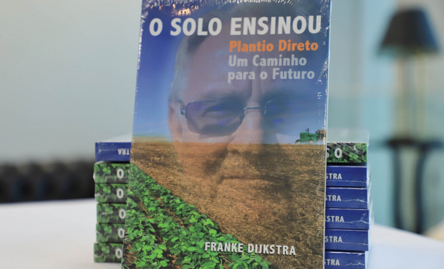 O Governo do Estado recebeu a doação de 500 cópias do livro O solo ensinou, plantio direto um caminho para o futuro. O material ficará à disposição do curso de Agronomia das universidades estaduais. Os exemplares foram entregues nesta segunda-feira (26) pelo autor da obra, o holandês Franke Dijkstra, ao governador em exercício Darci Piana, em cerimônia no Palácio Iguaçu. - Curitiba, 26/07/2021 - Foto: José Fernando Ogura/AEN