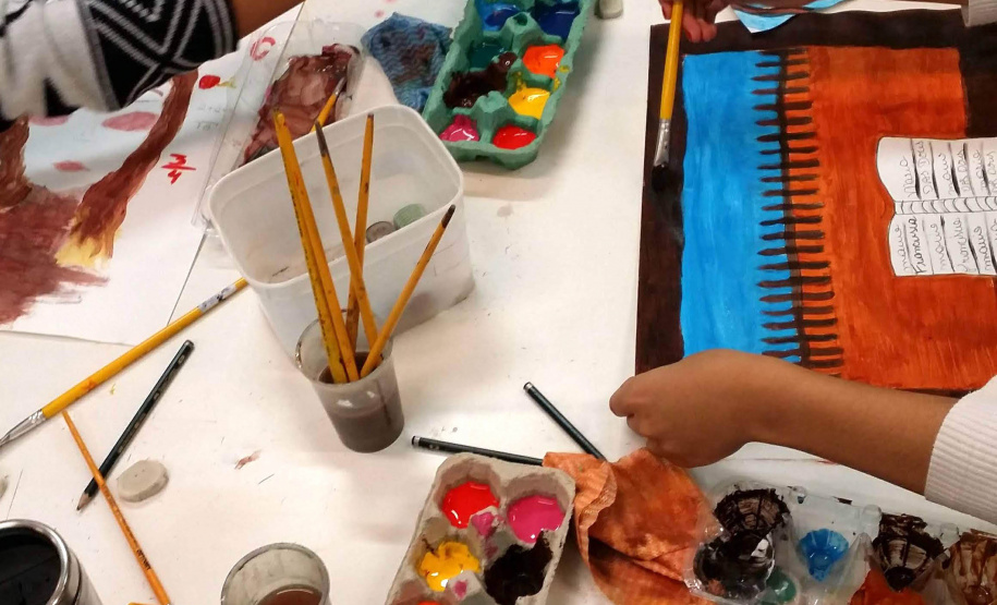 O Centro Juvenil de Artes Plásticas, CJAP, está com inscrições abertas para as oficinas regulares do segundo semestre. São, ao todo, 25 oficinas para crianças e adolescentes, entre 08 e 17 anos. Os encontros serão virtuais, pelo Google Meet. - Curitiba, 27/07/2021 - Foto: Professora Adriana Carla Dalazen Cichocki ( imagens feitas antes da pandemia)