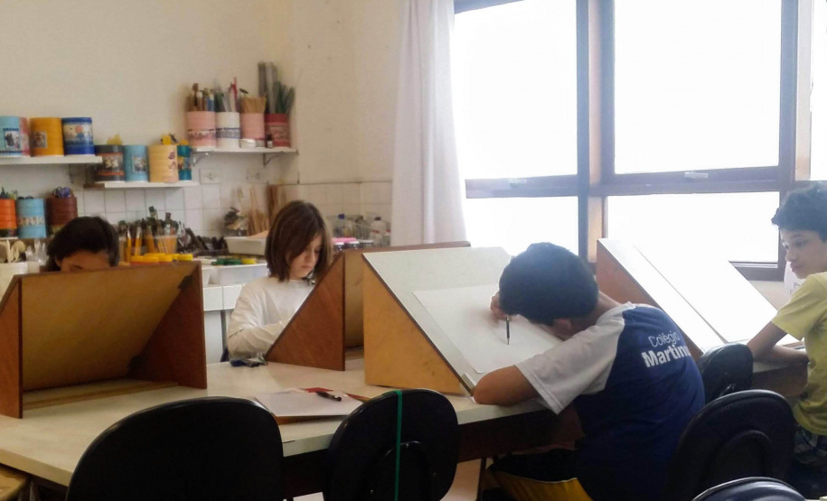 O Centro Juvenil de Artes Plásticas, CJAP, está com inscrições abertas para as oficinas regulares do segundo semestre. São, ao todo, 25 oficinas para crianças e adolescentes, entre 08 e 17 anos. Os encontros serão virtuais, pelo Google Meet. - Curitiba, 27/07/2021 - Foto: Professora Adriana Carla Dalazen Cichocki ( imagens feitas antes da pandemia)