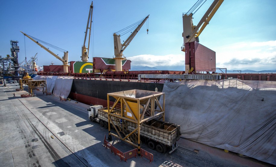 Navio programado para quarta-feira (28) vai descarregar 32 mil toneladas do cereal. Desde o início do ano, já são quatro embarcações recebidas no porto paranaense com milho importado. - Paranaguá, 27/07/2021 - Foto: Claudio Neves/Arquivo Portos do Paraná-primeira operação, em Maio/21