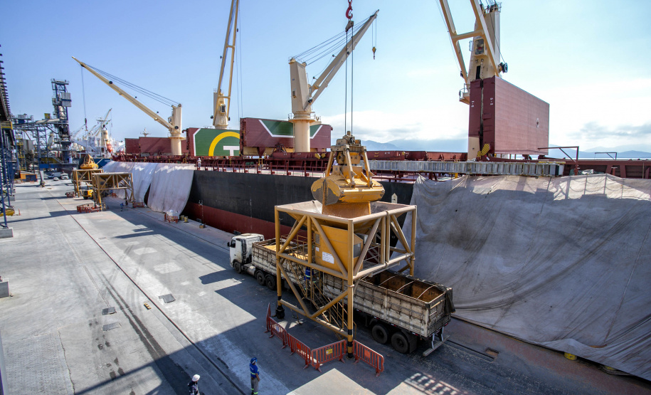 Navio programado para quarta-feira (28) vai descarregar 32 mil toneladas do cereal. Desde o início do ano, já são quatro embarcações recebidas no porto paranaense com milho importado. - Paranaguá, 27/07/2021 - Foto: Claudio Neves/Arquivo Portos do Paraná-primeira operação, em Maio/21