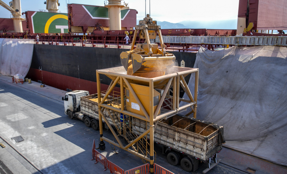 Navio programado para quarta-feira (28) vai descarregar 32 mil toneladas do cereal. Desde o início do ano, já são quatro embarcações recebidas no porto paranaense com milho importado. - Paranaguá, 27/07/2021 - Foto: Claudio Neves/Arquivo Portos do Paraná-primeira operação, em Maio/21