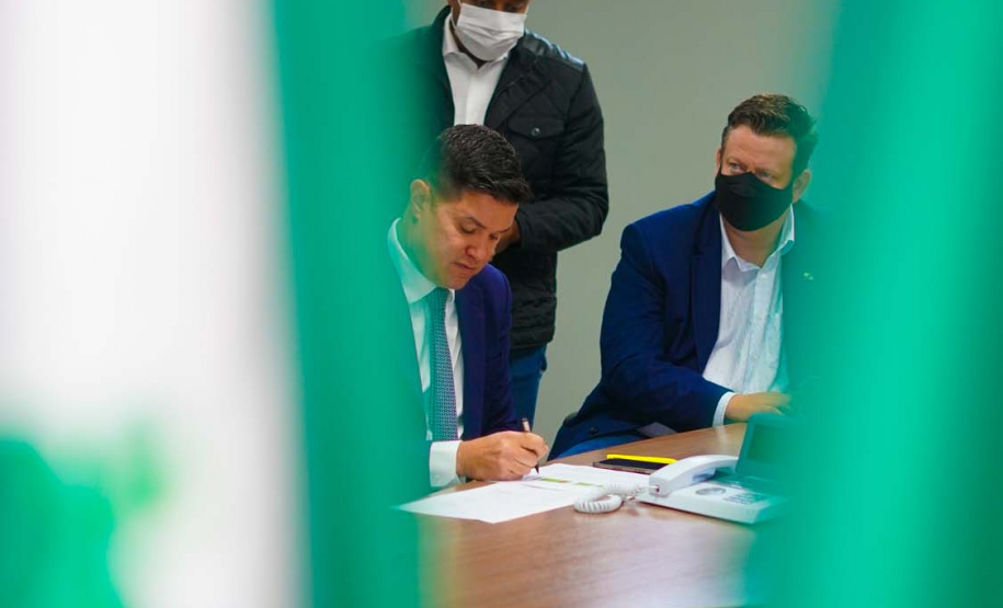 Com prioridade aos mais vulneráveis, Estado reforça apoio aos municípios na luta contra o frio. O encontro, realizado de maneira virtual, contou com a participação do secretário-chefe da Casa Civil, Guto Silva; do presidente da AMP e prefeito de Jesuítas, Júnior Weiller; além de representantes das 19 associações regionais de municípios do Paraná e 29 prefeitos. Foto: Guilherme Flores/Casa Civil