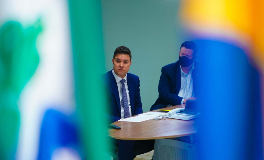 Com prioridade aos mais vulneráveis, Estado reforça apoio aos municípios na luta contra o frio. O encontro, realizado de maneira virtual, contou com a participação do secretário-chefe da Casa Civil, Guto Silva; do presidente da AMP e prefeito de Jesuítas, Júnior Weiller; além de representantes das 19 associações regionais de municípios do Paraná e 29 prefeitos. Foto: Guilherme Flores/Casa Civil