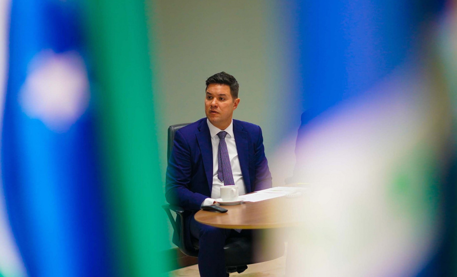 Com prioridade aos mais vulneráveis, Estado reforça apoio aos municípios na luta contra o frio. O encontro, realizado de maneira virtual, contou com a participação do secretário-chefe da Casa Civil, Guto Silva; do presidente da AMP e prefeito de Jesuítas, Júnior Weiller; além de representantes das 19 associações regionais de municípios do Paraná e 29 prefeitos. Foto: Guilherme Flores/Casa Civil