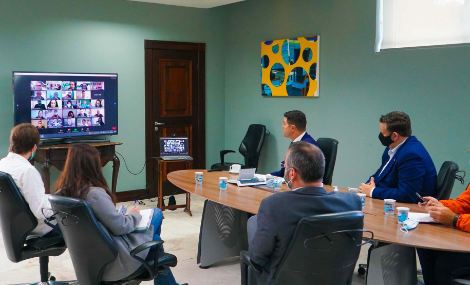 Com prioridade aos mais vulneráveis, Estado reforça apoio aos municípios na luta contra o frio. O encontro, realizado de maneira virtual, contou com a participação do secretário-chefe da Casa Civil, Guto Silva; do presidente da AMP e prefeito de Jesuítas, Júnior Weiller; além de representantes das 19 associações regionais de municípios do Paraná e 29 prefeitos. Foto: Guilherme Flores/Casa Civil