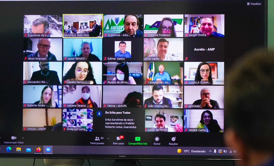 Com prioridade aos mais vulneráveis, Estado reforça apoio aos municípios na luta contra o frio. O encontro, realizado de maneira virtual, contou com a participação do secretário-chefe da Casa Civil, Guto Silva; do presidente da AMP e prefeito de Jesuítas, Júnior Weiller; além de representantes das 19 associações regionais de municípios do Paraná e 29 prefeitos. Foto: Guilherme Flores/Casa Civil